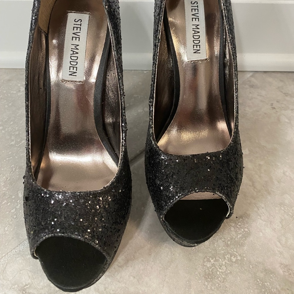 5 1/2M. Black glitter Steve Madden platform peep toe heels